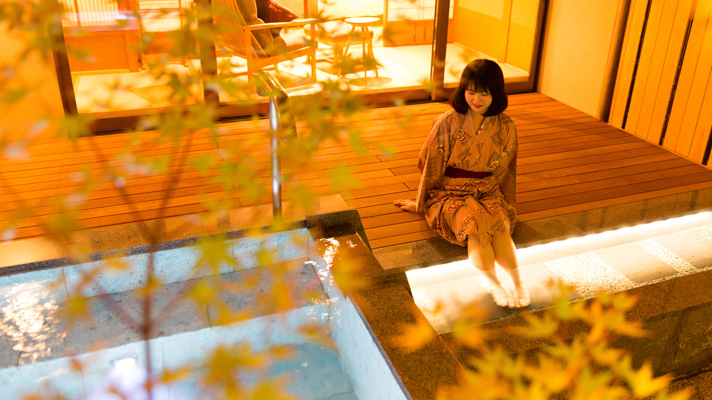 There is a foot-bath next to the outdoor bath. It's nice to have a conversation while dipping your feet in a natural foot bath.